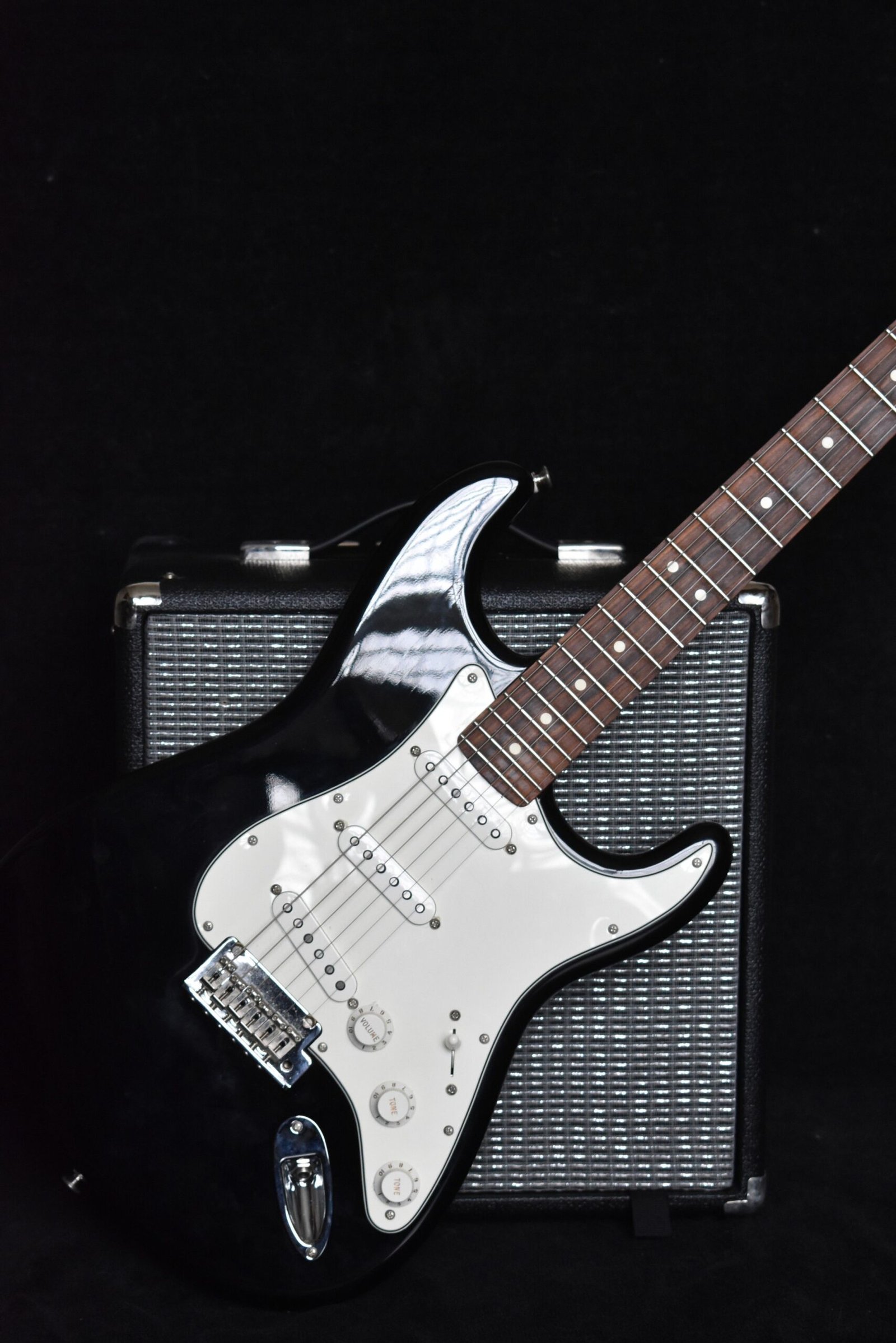 Compact double-cutaway solid body electric guitar