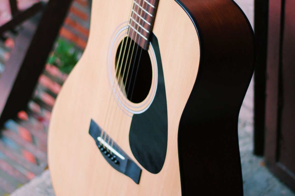 Natural open-pore solid spruce top travel acoustic guitar with mahogany back and sides