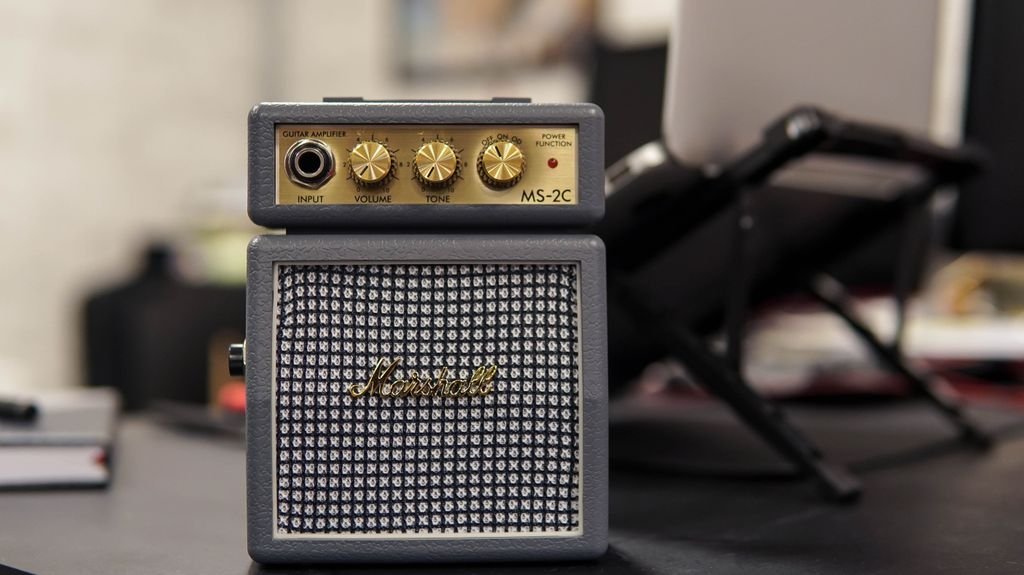 Small battery-powered mini practice guitar amp, similar size and format to the NUX Mighty Lite BT MkII