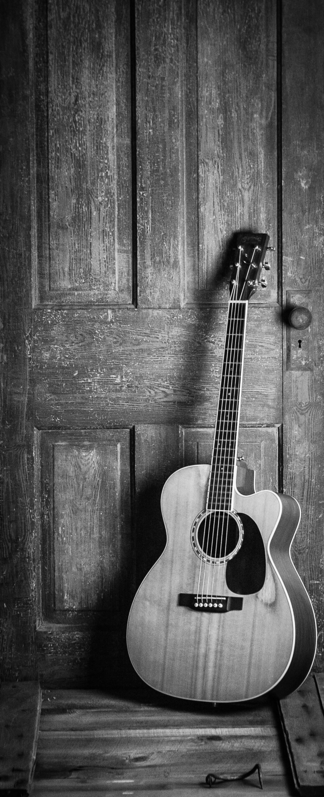 Single-cutaway acoustic guitar
